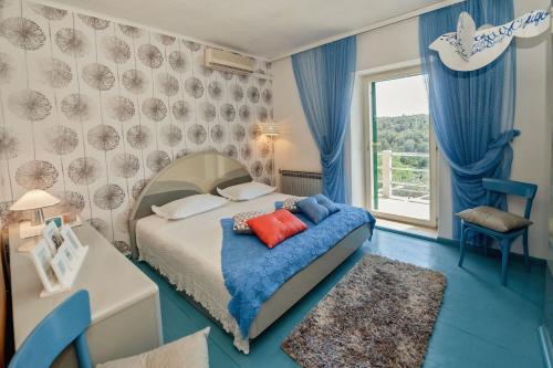 Schlafzimmer mit einem Bett und einem Fenster in der Unterkunft Apartments Jasna - peaceful area in Selca