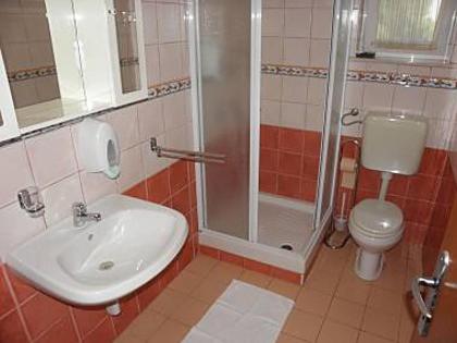 Kúpeľňa v ubytovaní Apartments Monika - 10m from sea