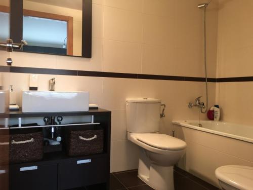 比納羅斯的住宿－Avinguda de Pau Béjar，浴室配有卫生间、盥洗盆和浴缸。