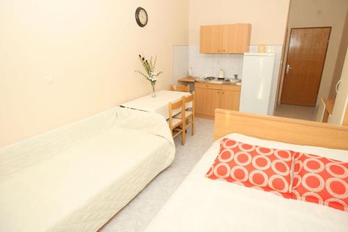 เตียงในห้องที่ Apartments Mladen - family friendly & amazing location