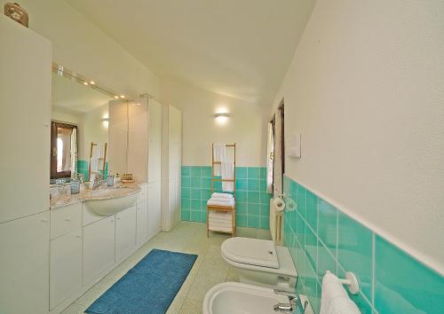 Kúpeľňa v ubytovaní VALLE FIORITA 42 - Lake view apartment