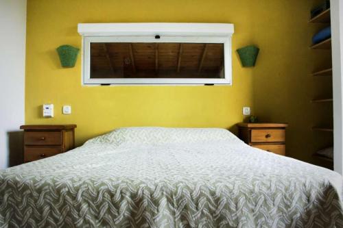 1 dormitorio con cama blanca y ventana en Cabañas Sottobosco en Las Gaviotas