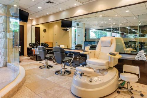 a salon with a barber shop with a barber chair at Wyndham Grand Cancun All Inclusive Resort & Villas in Cancún