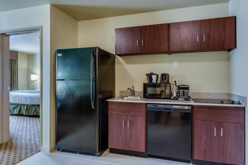 Dapur atau dapur kecil di Cobblestone Inn & Suites - Waverly