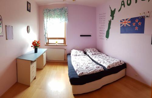 1 dormitorio con cama, escritorio y ventana en Peaceful farm apartment, en Eiðar