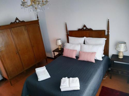 um quarto com uma cama com duas toalhas em Espreit'ómar - SeaPeek em Setúbal