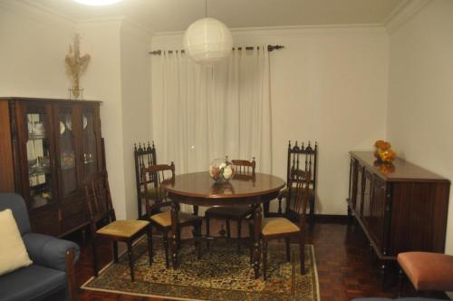 sala de estar con mesa de comedor y sillas en Tic Tac Apartment en Peniche