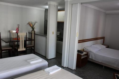 Una habitación de hotel con dos camas y un baño. en Atlantico Flat, en Fortaleza