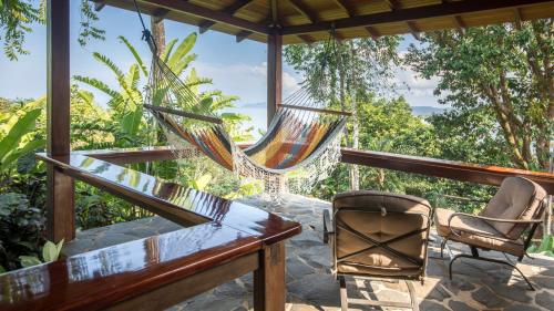 Aguila de Osa Rainforest Lodgeにあるバルコニーまたはテラス