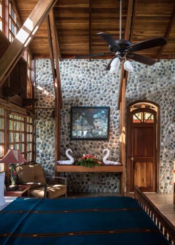 Aguila de Osa Rainforest Lodgeにあるベッド