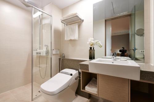 La salle de bains est pourvue d'un lavabo, de toilettes et d'une douche. dans l'établissement New Raon Stay, à Jinju