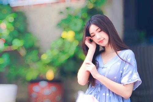 a young woman talking on a cell phone at 依山行館 浪漫恬靜的落腳處 in Jincheng