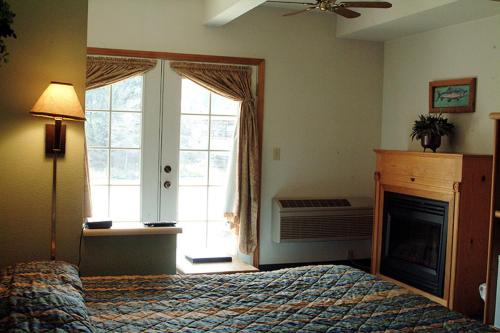 Edgewater Inn Shady Coveにあるベッド