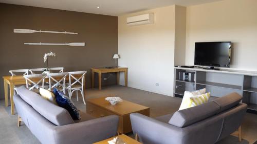 TV a/nebo společenská místnost v ubytování Barwon Heads Resort