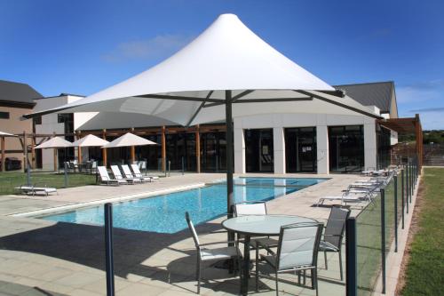 Bazén v ubytování Barwon Heads Resort nebo v jeho okolí