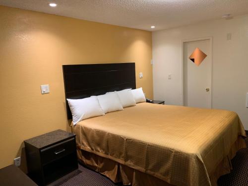 Postel nebo postele na pokoji v ubytování Seaview Inn Grover Beach