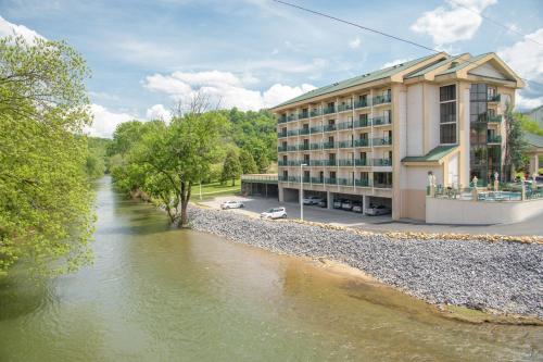 Permandangan sungai dekat dengan hotel
