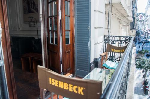 een balkon met een bank en een houten deur bij IDEAL CENTER in Buenos Aires