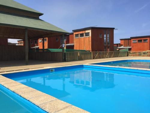 una piscina en la azotea de un edificio en Casa con acceso directo a playa en condominio en Pichilemu