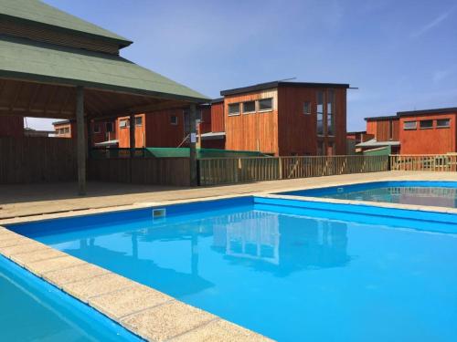 Casa con acceso directo a playa en condominioの敷地内または近くにあるプール
