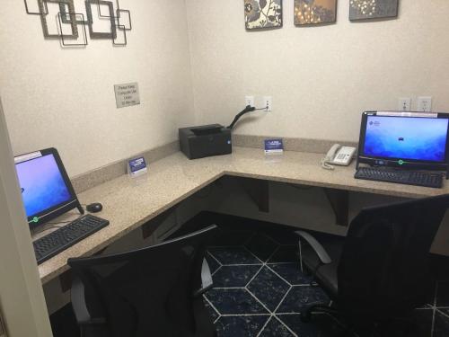 TV o dispositivi per l'intrattenimento presso Best Western Plus Gateway Inn & Suites - Aurora