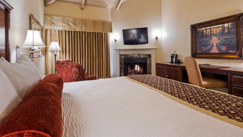 Una cama o camas en una habitación de Victorian Inn