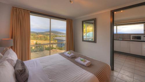 Discover Bruny Island Holiday Accommodation tesisinde bir odada yatak veya yataklar