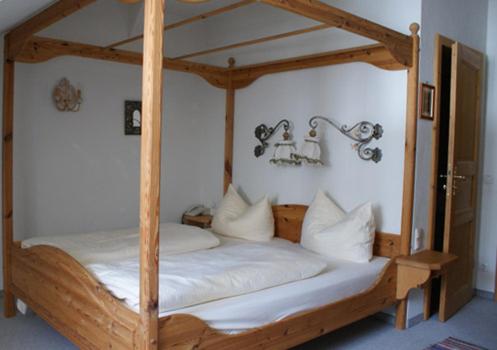 Säng eller sängar i ett rum på Hotel zur Post
