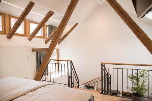 1 dormitorio con cama y vigas de madera en Wenkheimer Hof Ferienwohnung, en Iphofen