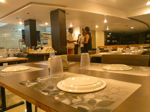 Ein Restaurant oder anderes Speiselokal in der Unterkunft Hotel Neem Tree 