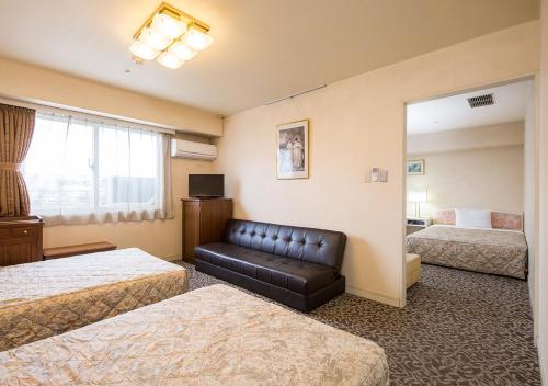 Postel nebo postele na pokoji v ubytování Komoro Grand Castle Hotel