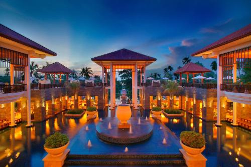 eine Lobby eines Resorts mit einem Brunnen in der Mitte in der Unterkunft Banyan Tree Sanya - Private beach, Breakfast to 2pm in Sanya