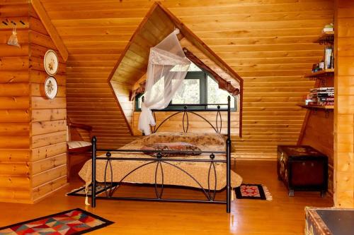 a bedroom with a bed in a log cabin at CHALET REGINA in Paradhísion