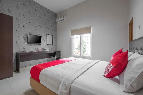 Ένα ή περισσότερα κρεβάτια σε δωμάτιο στο Hotel O Makassar near Pantai Losari formerly Hotel Astra Novilia