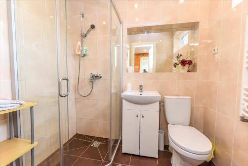 Un baño con ducha, inodoro y lavabo. en Nida guesthouse at Loreta, en Nida
