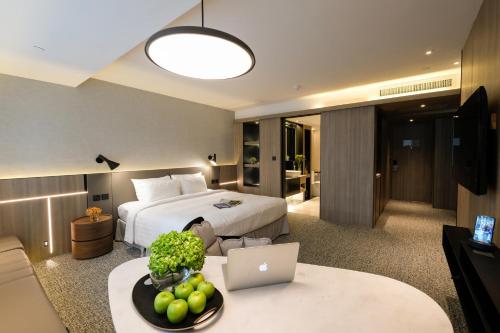 una habitación de hotel con una cama y un ordenador portátil en una mesa en Nathan Hotel, en Hong Kong