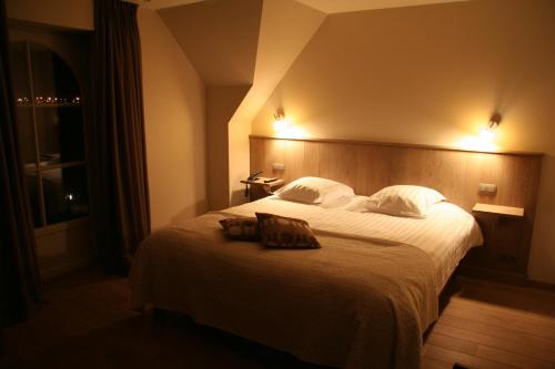 a hotel room with a bed with a towel on it at HuysHoeve in Knokke-Heist