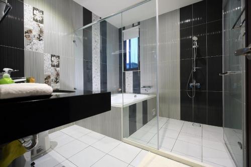 y baño con ducha y lavamanos. en Manor Le Rayon Vert en Jian