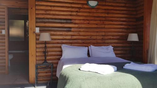 Ένα ή περισσότερα κρεβάτια σε δωμάτιο στο Pirates Creek Self-Catering Chalets