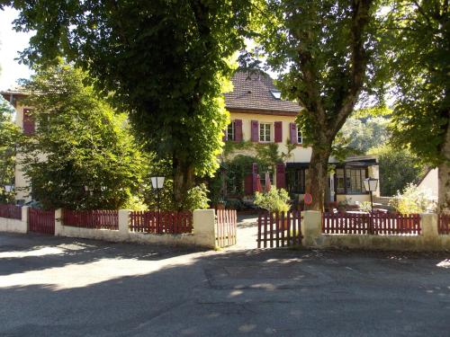 una casa con una valla delante de ella en Chambres d'Hôtes Le Felseneck - NOUVEAU PROPRIÉTAIRE - NEW MANAGEMENT, en Ferrette