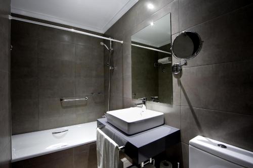 A bathroom at Hotel A Queimada