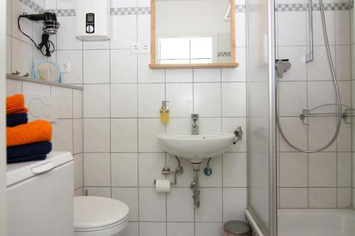 y baño con aseo, lavabo y ducha. en Ferienwohnung Ostsee App. 6111, en Wendtorf