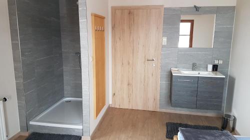 ein Badezimmer mit einer Badewanne, einem Waschbecken und einer Badewanne in der Unterkunft Holiday House Spanner in Tauplitz