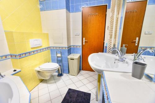 Apartman Hugo tesisinde bir banyo