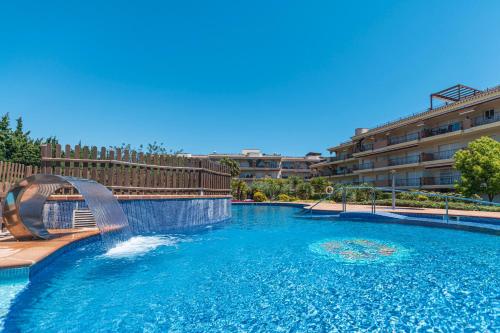 uma grande piscina com escorrega aquático em Golden Beach Apartamentos em Sant Carles de la Ràpita