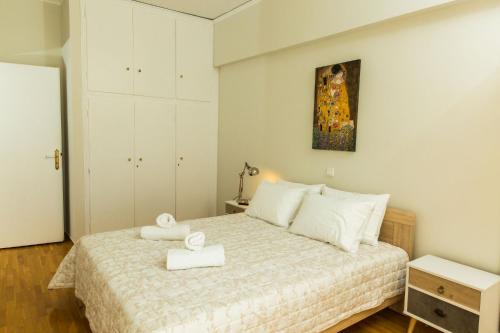 Un dormitorio con una cama y un cuadro en la pared. en For4 Seasons Home 1 - by Avelink, en Spáta