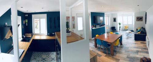 2 vistas para uma sala de estar e uma sala de jantar em Gîte « La Vague » 8-10 pers em Grandcamp-Maisy