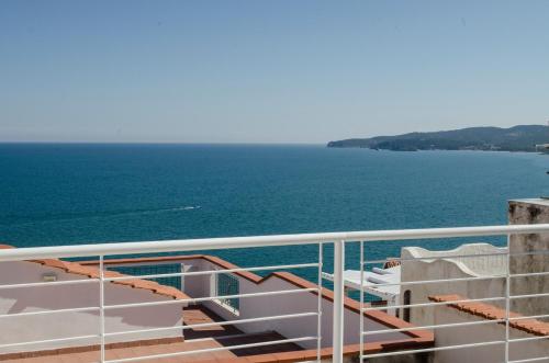a view of the ocean from a cruise ship at La casa del geko in Vieste