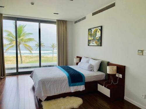 Giường trong phòng chung tại Luxury Villa 5* - Ocean Front - IDCWH