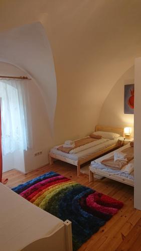 Postel nebo postele na pokoji v ubytování Jakob Kern Gästehaus im Stift Geras
